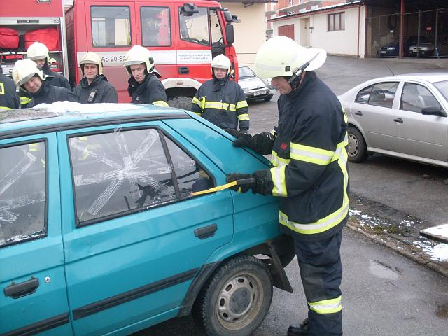 foto 034.jpg - Vcvik ve vyproovn z havarovanho vozidla